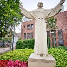 Statue des St. Franziskus vor dem Krankenhausgebäude